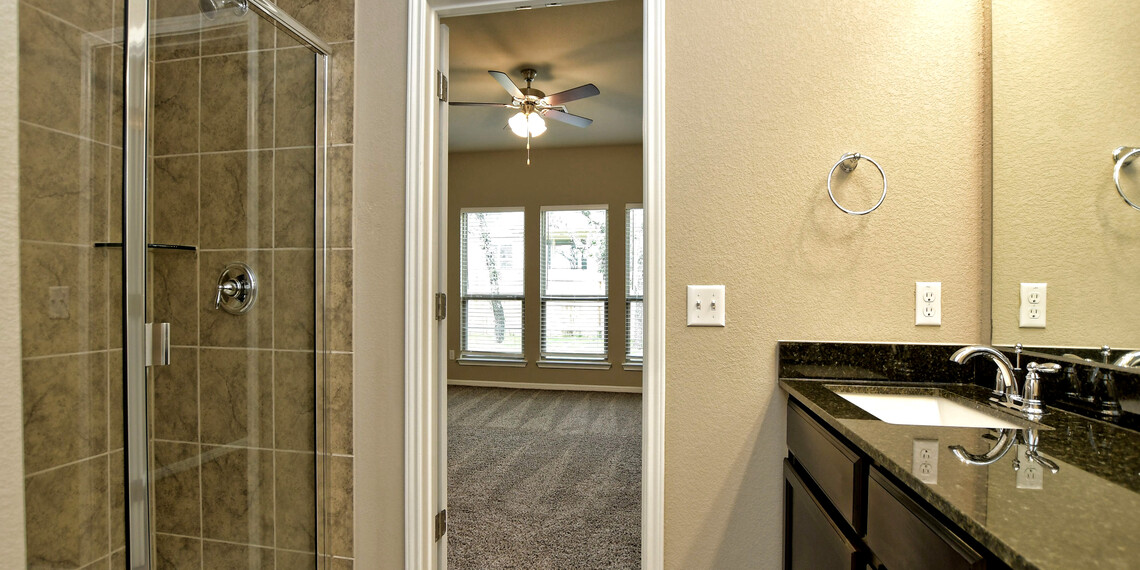 019_Main Bathroom 3.jpg